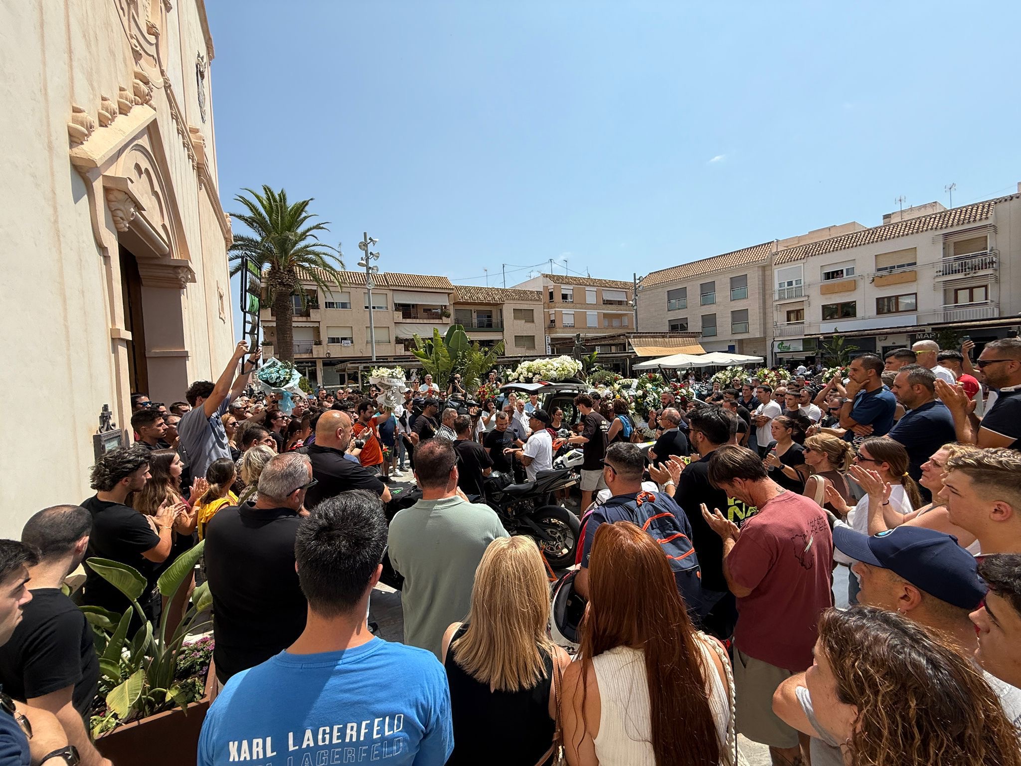 Multitudinaria despedida al joven piloto Borja Gómez en la iglesia de San Javier 